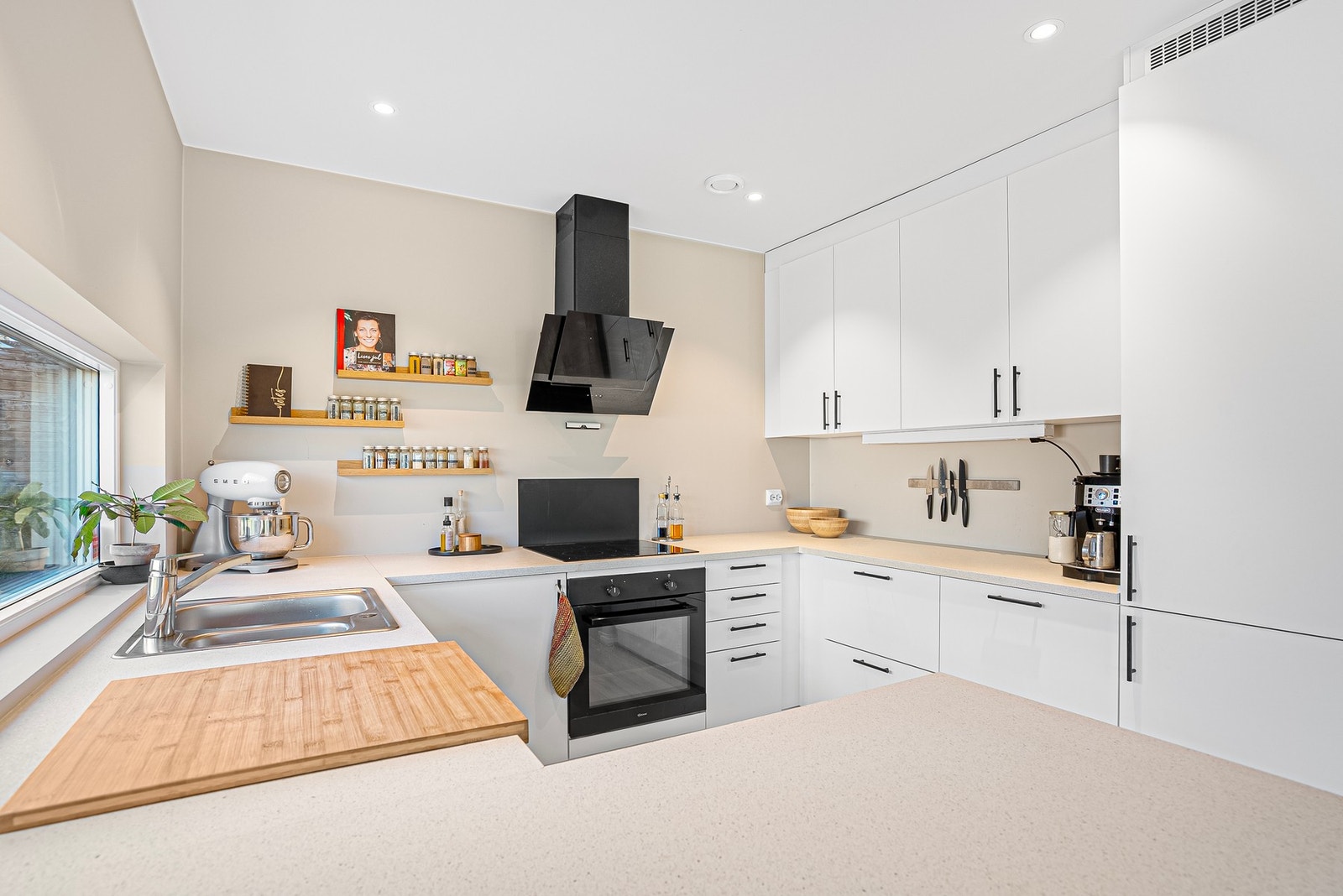 Godt lys via kjøkkenvinduer, downlights og lys under overskap Galleribilde