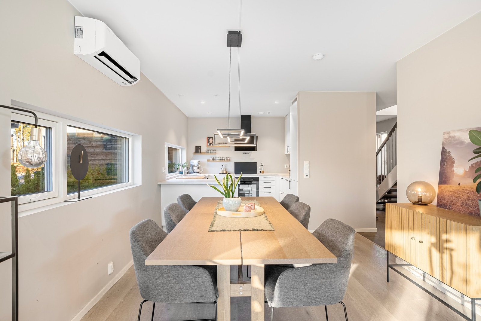 Fra entreen kommer du inn i stue og kjøkken i åpen løsning og god plass til romslig spisebord Galleribilde