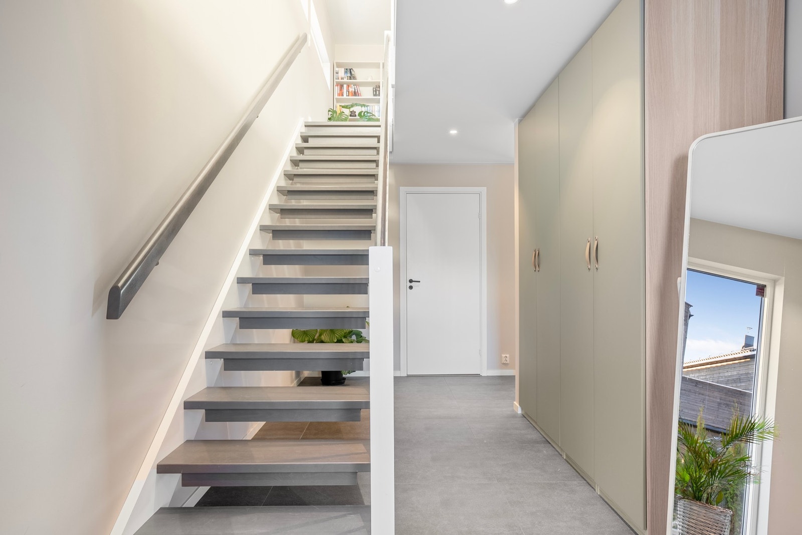 Her har du rikelig med garderobeplass for enkel og ryddig oppbevaring før du går videre inn i etasjen Galleribilde