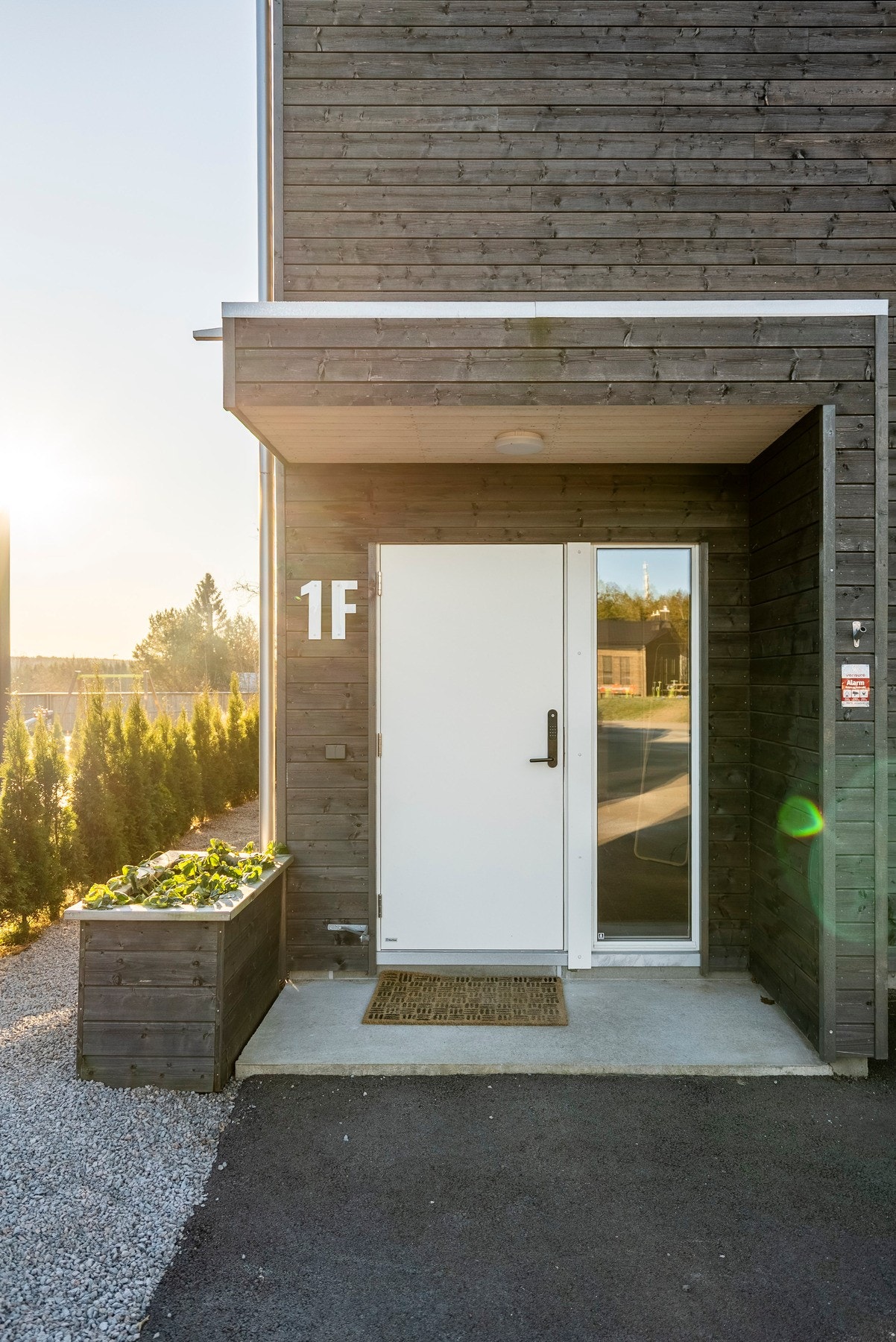 Et hyggelig og overbygget inngangsparti tar deg imot når du kommer hjem Galleribilde