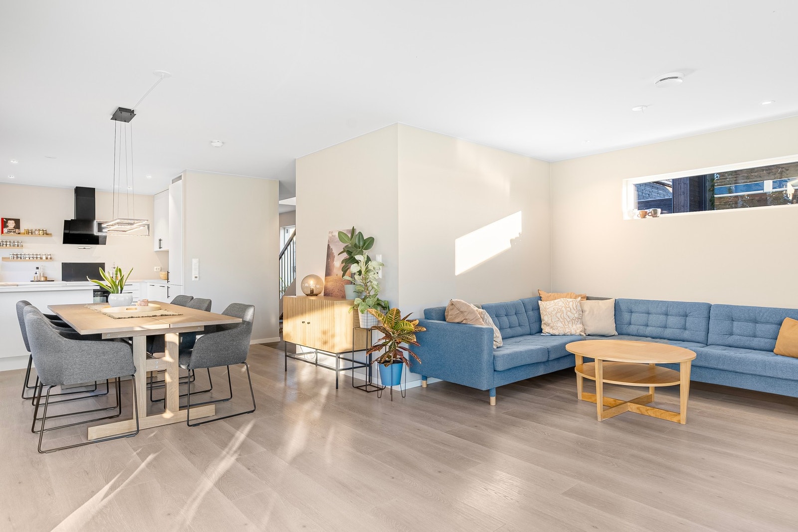 Med en nyere bolig får du et hjem du kan flytte rett inn i - alt er klart, og du trenger kun å tilføre ditt eget preg og din personlige stil Galleribilde