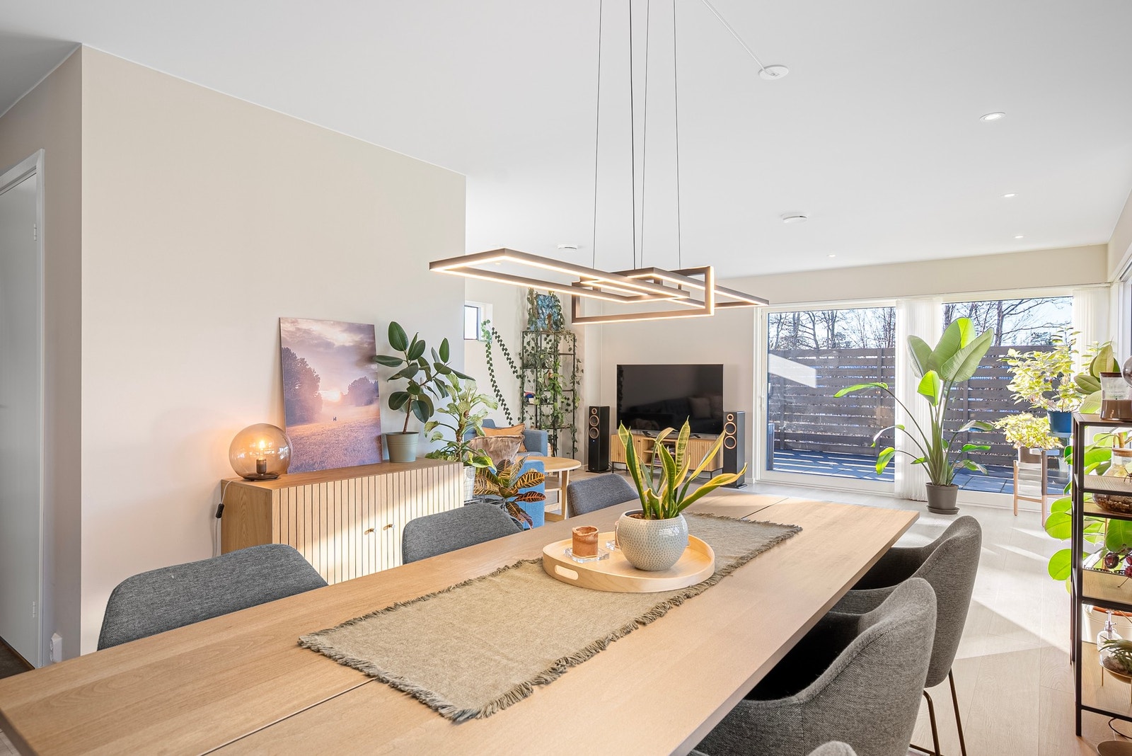 Stue og kjøkken er plassert i vinkel, noe som gir både en effektiv romutnyttelse og et naturlig skille mellom sonene - samtidig som det åpner for flere gode møbleringsløsninger Galleribilde