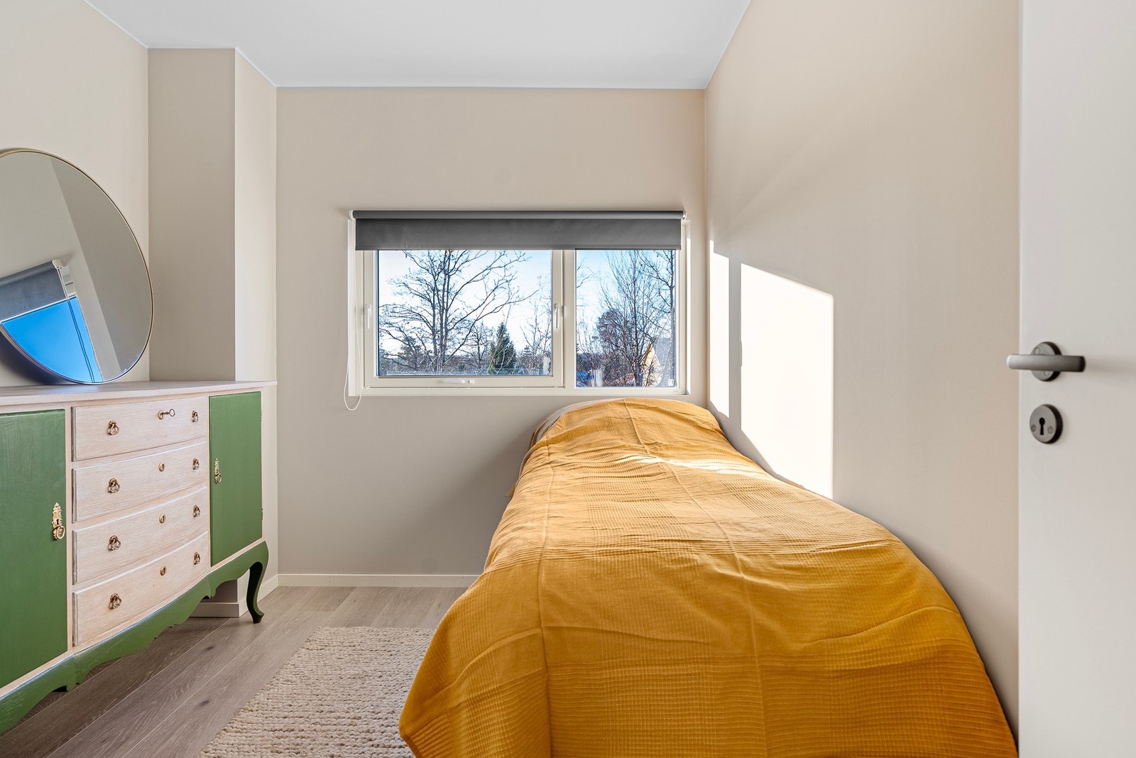 På soverommene har du plass til både klesoppbevaring, seng og kontorplass Galleribilde