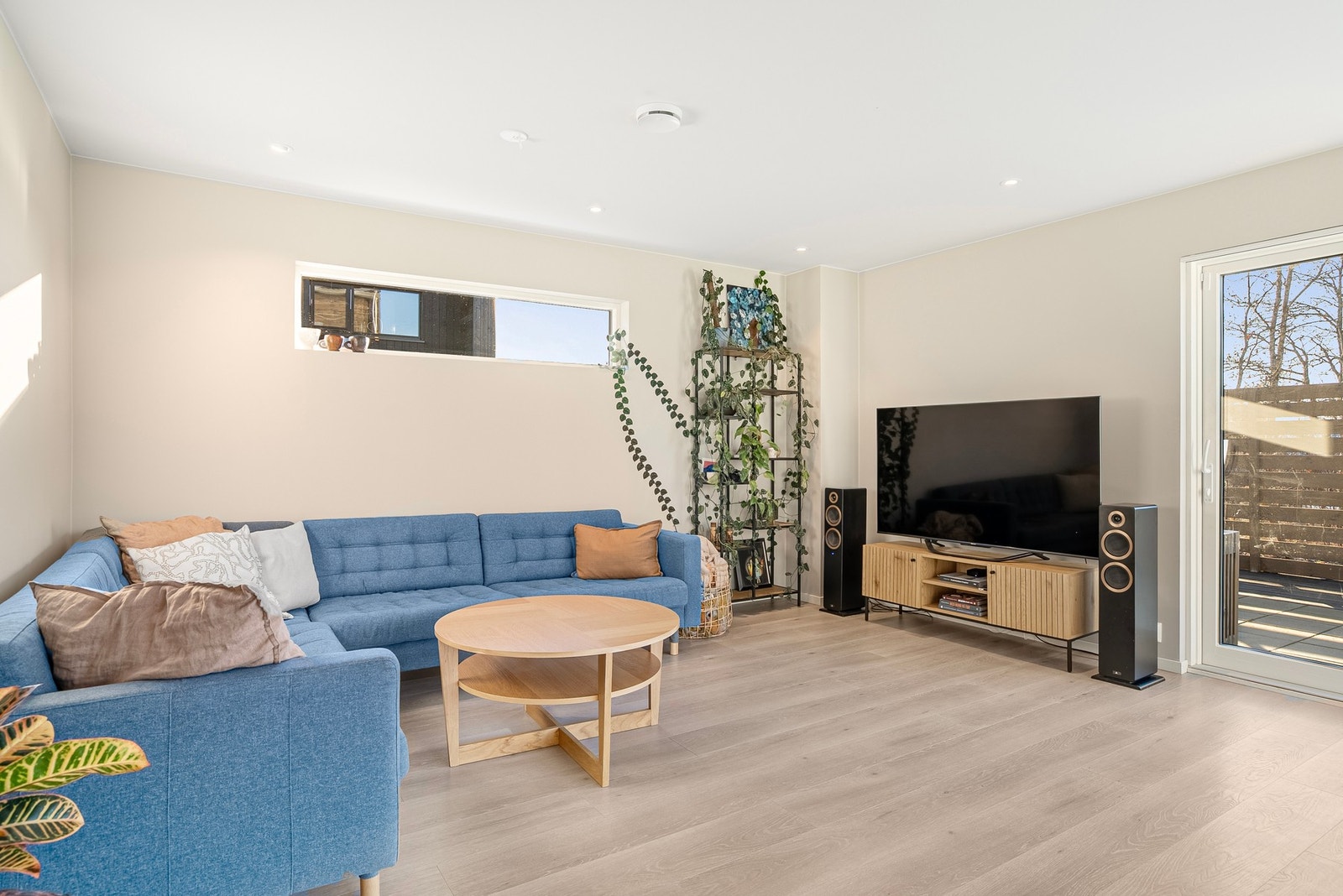 Vinduenes størrelse og plassering er godt gjennomtenkt for godt lys og minimalt lysinnslipp Galleribilde