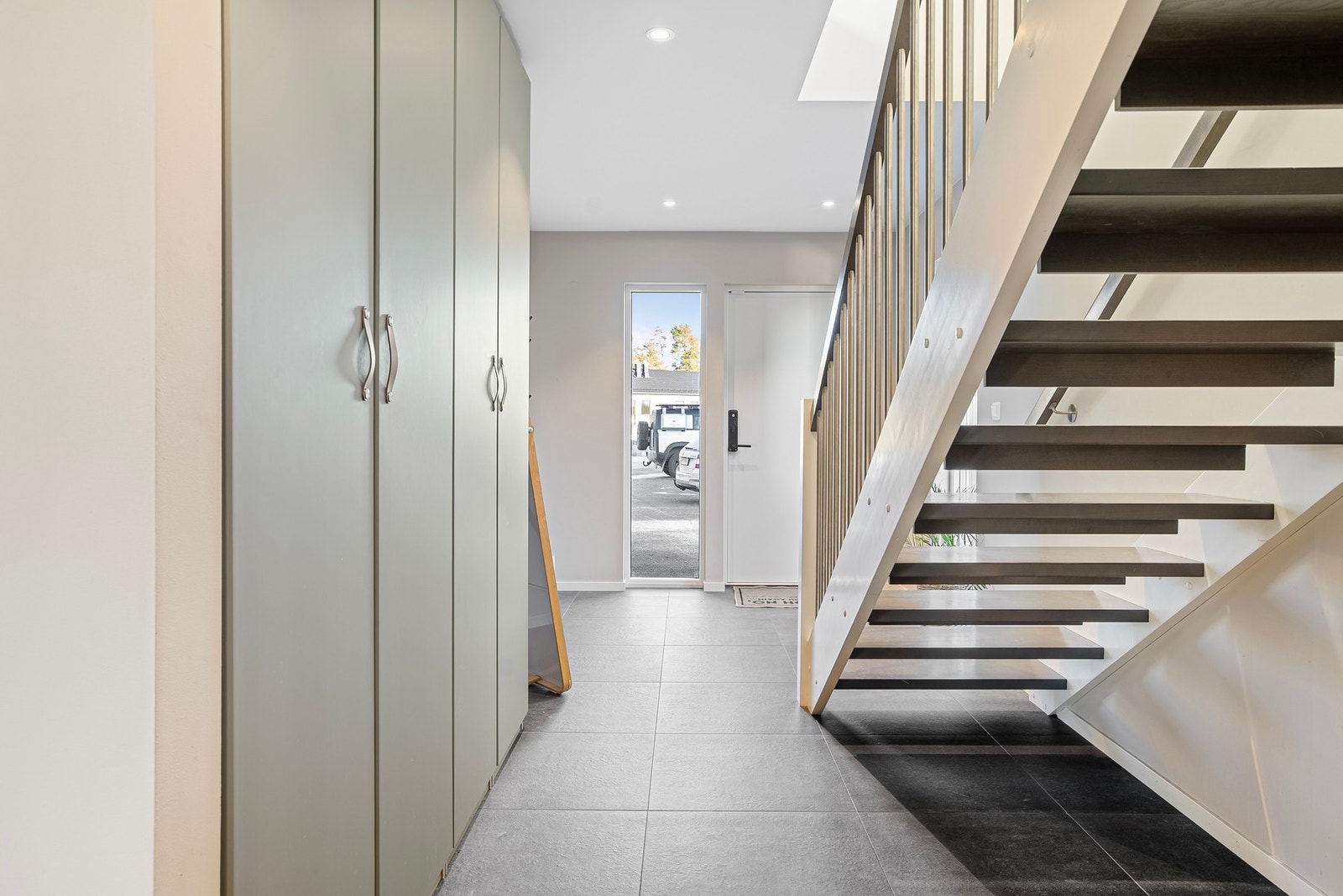 Innenfor døren har du lys og luftig entré med downlights i taket og fliser på gulvet Galleribilde