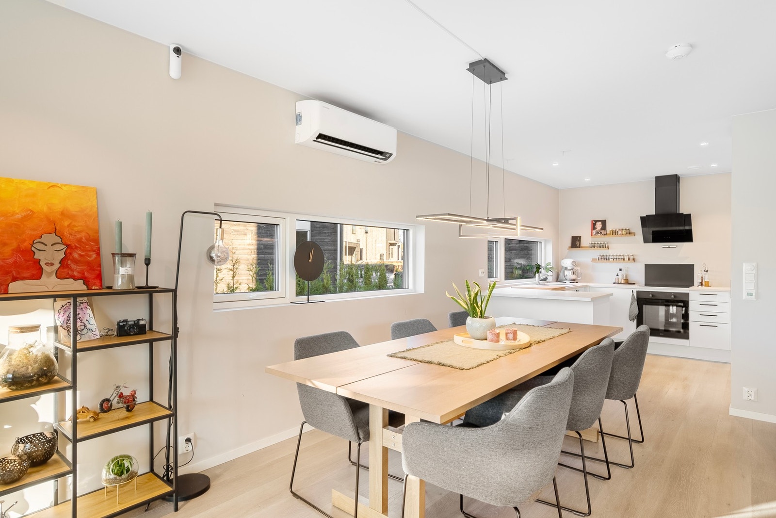 Her får du godt lysinnslipp via vinduer ved både spisestue og kjøkken, i tillegg til godt lys på kjøkkenet med downlights Galleribilde