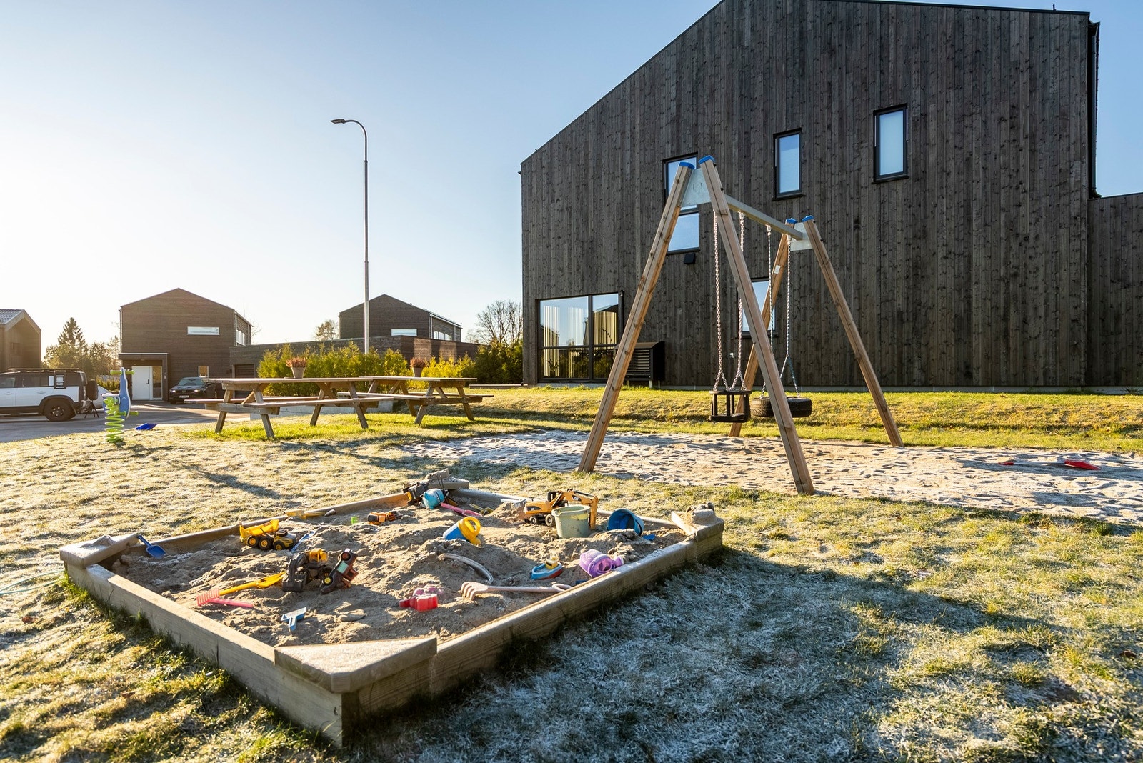 I sameiet er det opparbeidet lekeplass hvor både store og små kan møtes for hygge og sosialt samvær Galleribilde