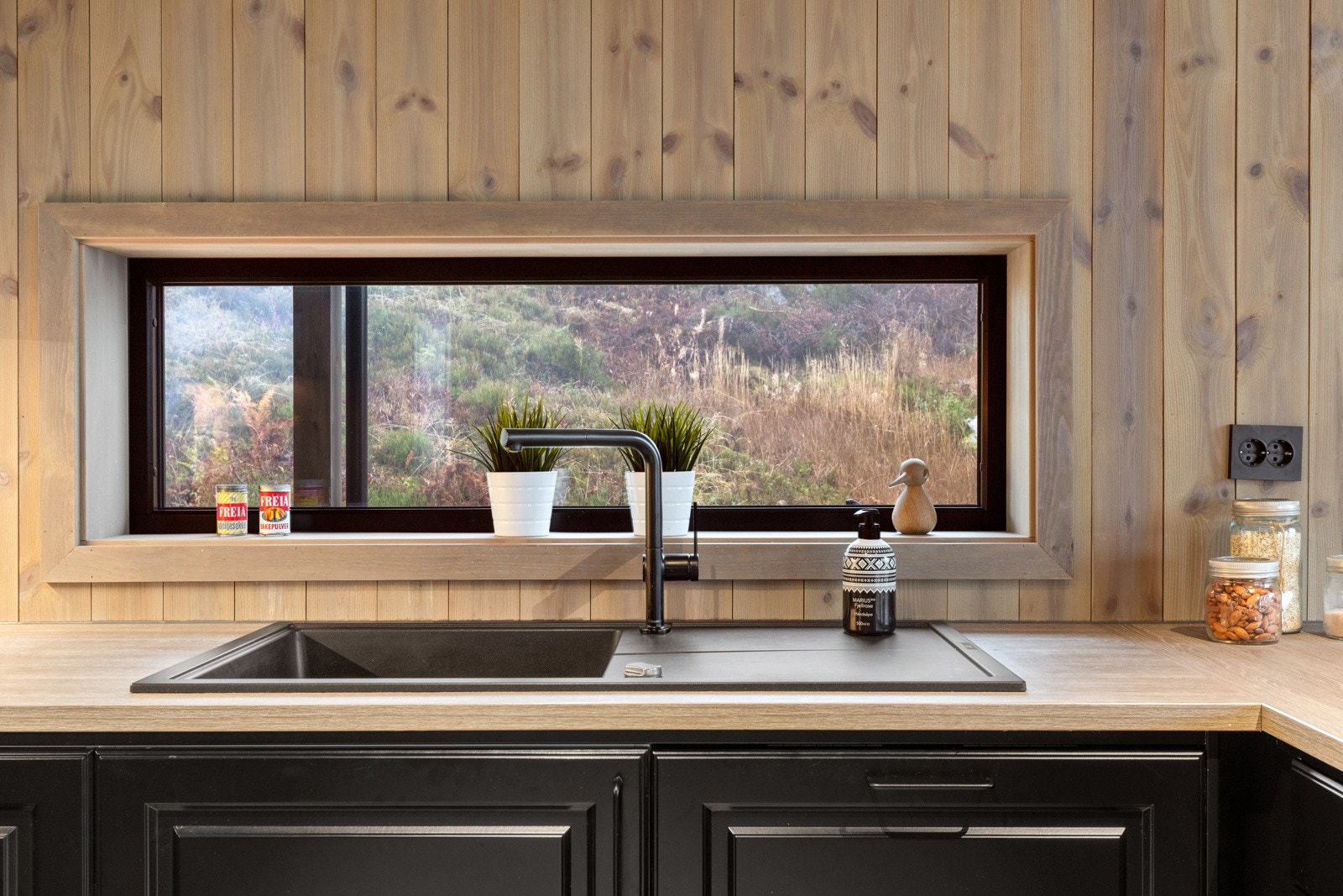 Vindu over kjøkkenbenken slipper inn godt med lys. Galleribilde