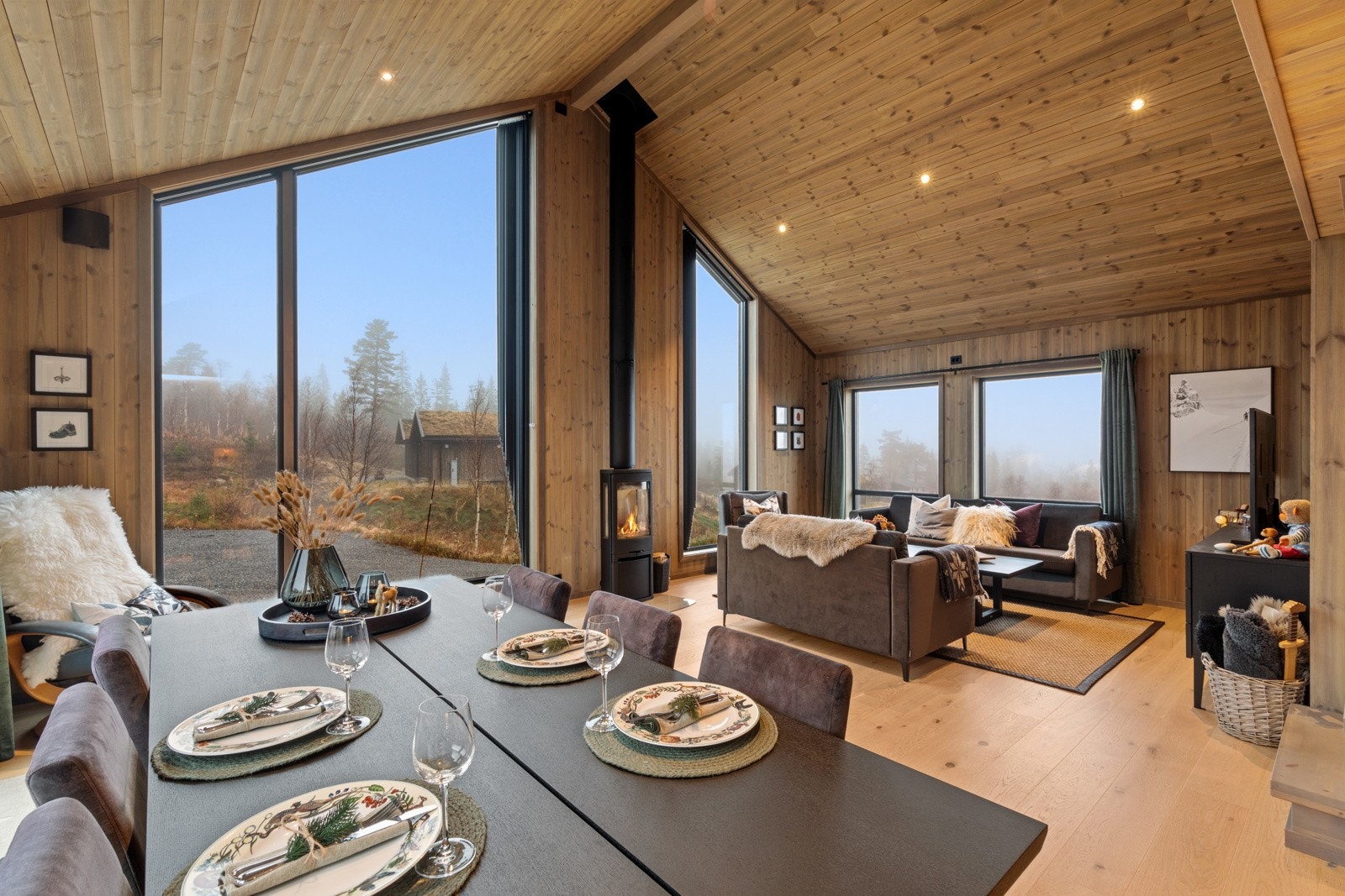 Store vindusflater slipper inn masse naturlig lys. Galleribilde