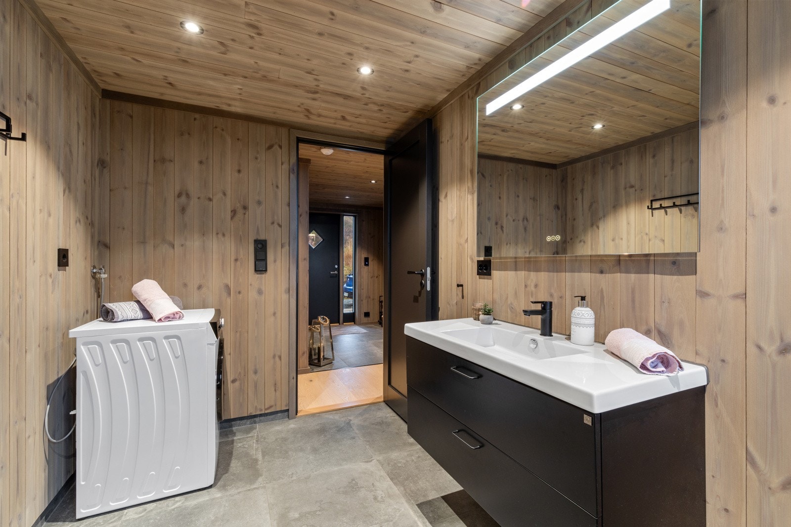 Hovedbadet med opplegg til vaskemaskin. Galleribilde