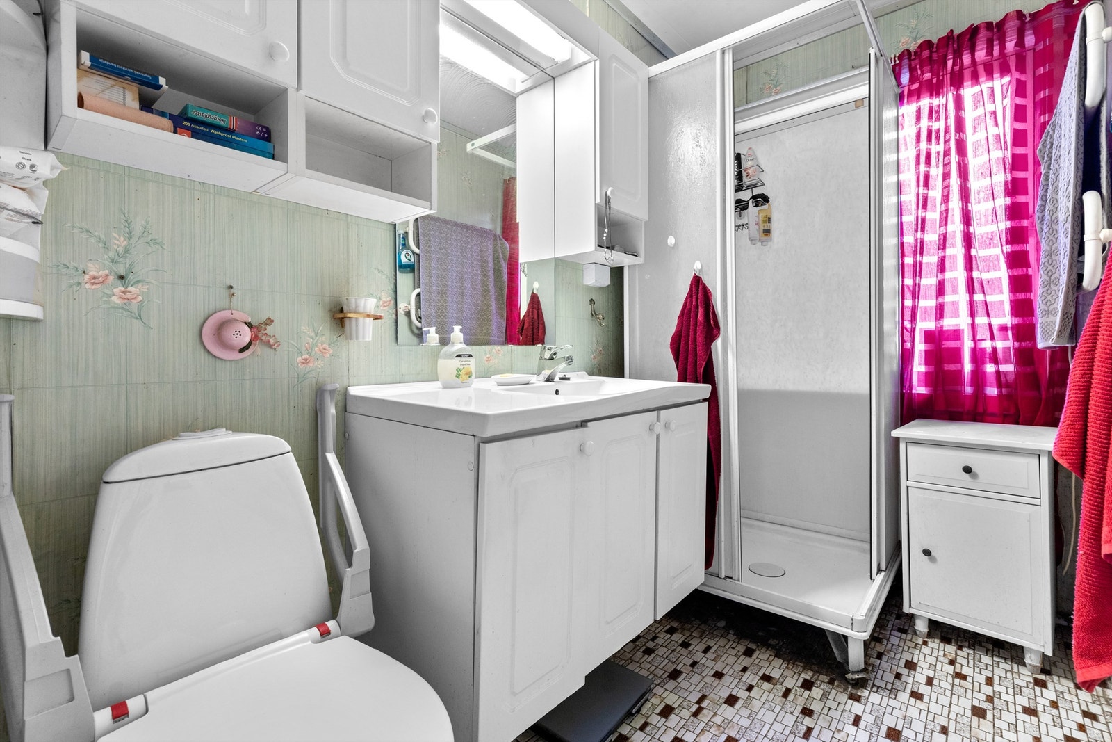 Badet i første etasje er utstyrt med dusjkabinett, toalett og servantinnredning. Galleribilde