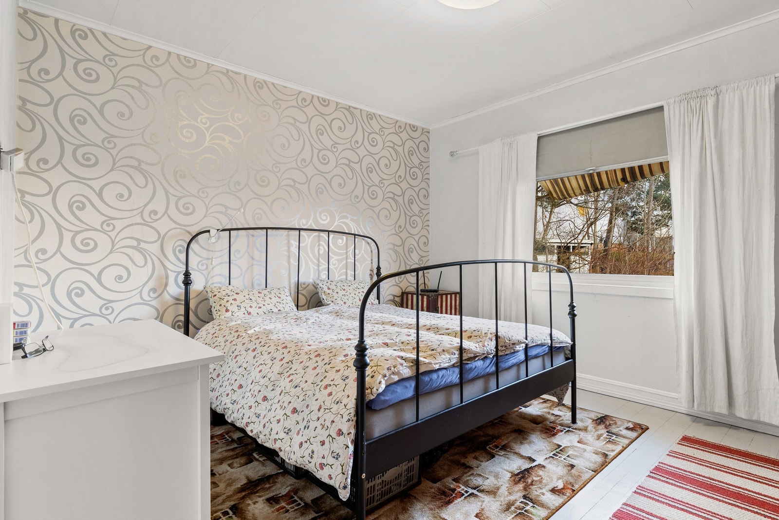 Soverommet i andre etasje har tregulv og tapetserte veggflater. Galleribilde