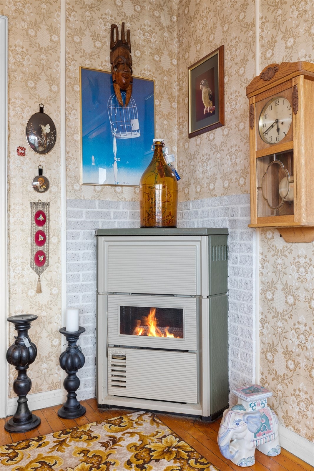 Peisen i spisestuen er en elegant og funksjonell detalj i rommet. Galleribilde