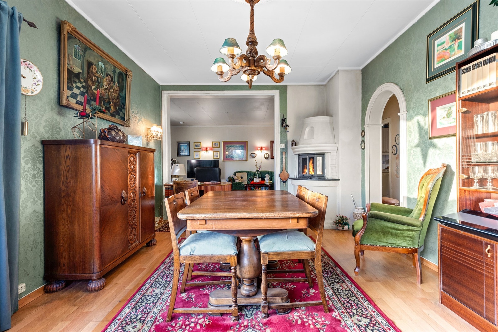 Spisestuen ligger i tilknytning til stuen og har plass til en større spisegruppe. Galleribilde