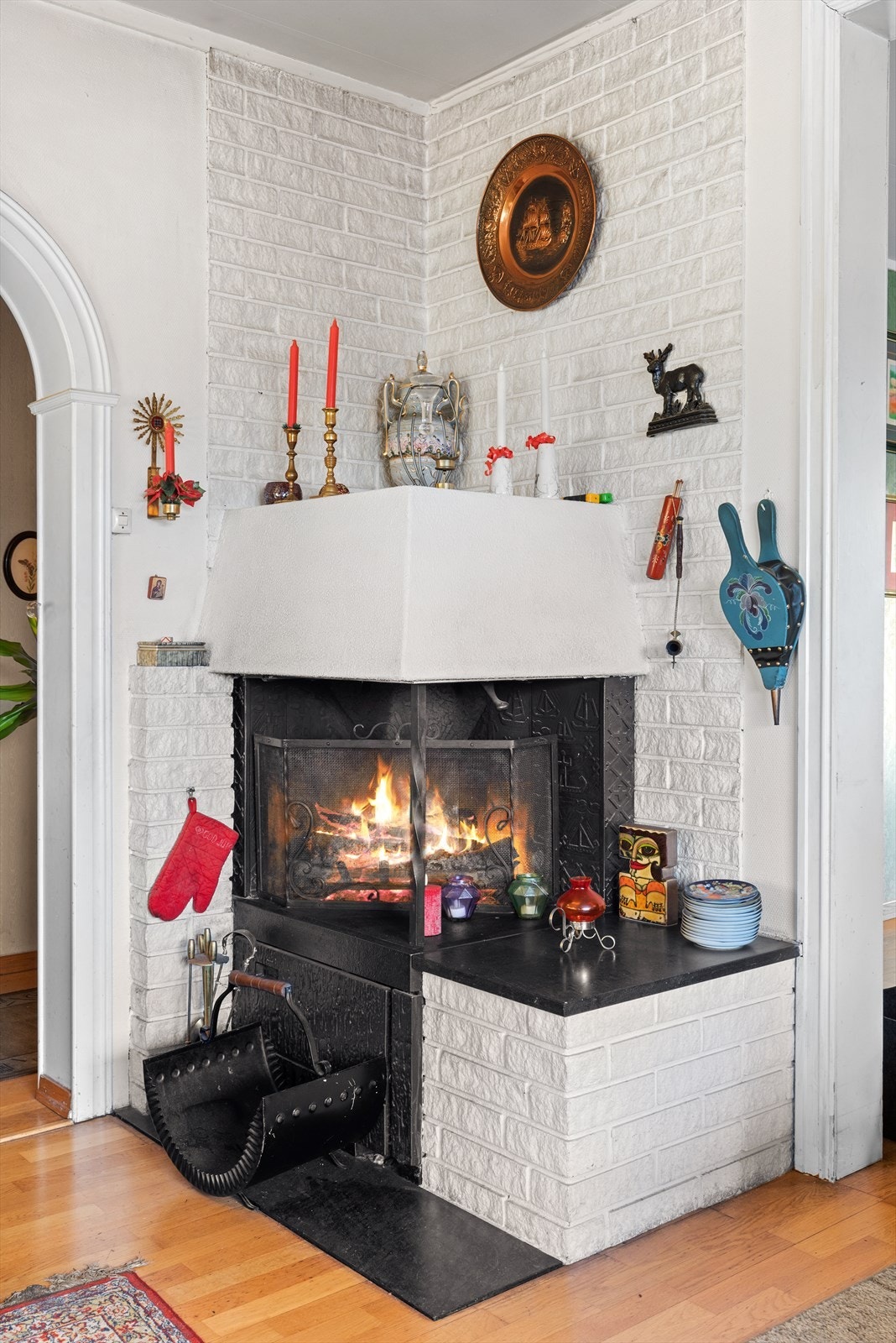 En peis i teglsteinsmur gir en god varmekilde i stuen. Galleribilde