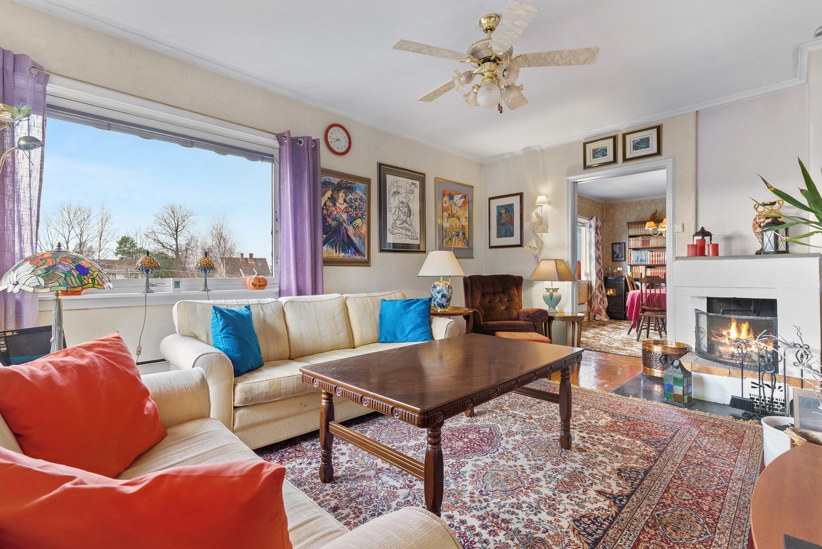 Stuen i andre etasje har tregulv og direkte utgang til en vestvendt balkong. Galleribilde