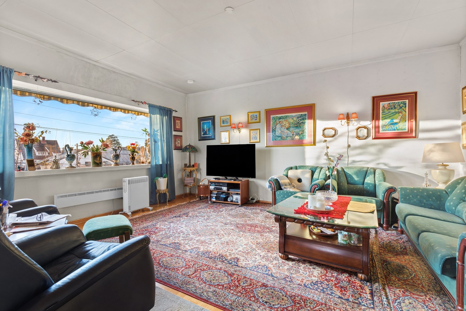 Stuen i første etasje har parkett, og er et sentralt samlingspunkt. Galleribilde