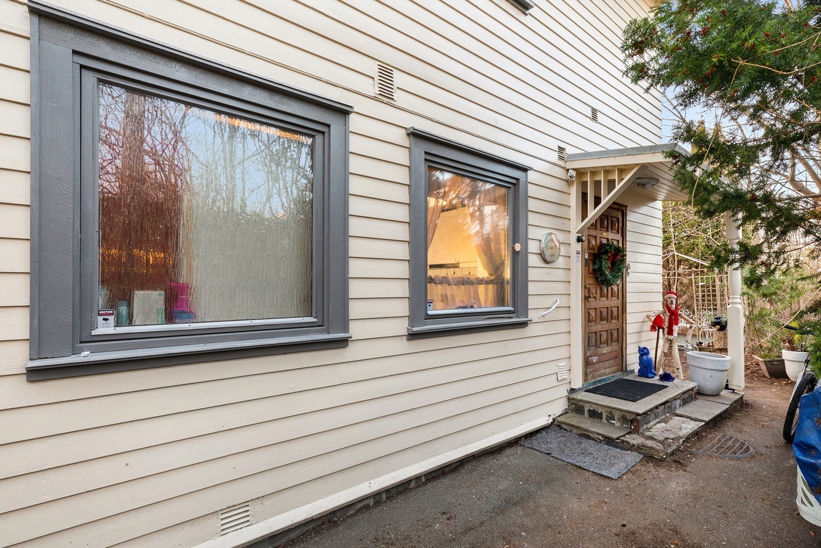 Boligen har et overbygget, østvendt inngangsparti. Galleribilde