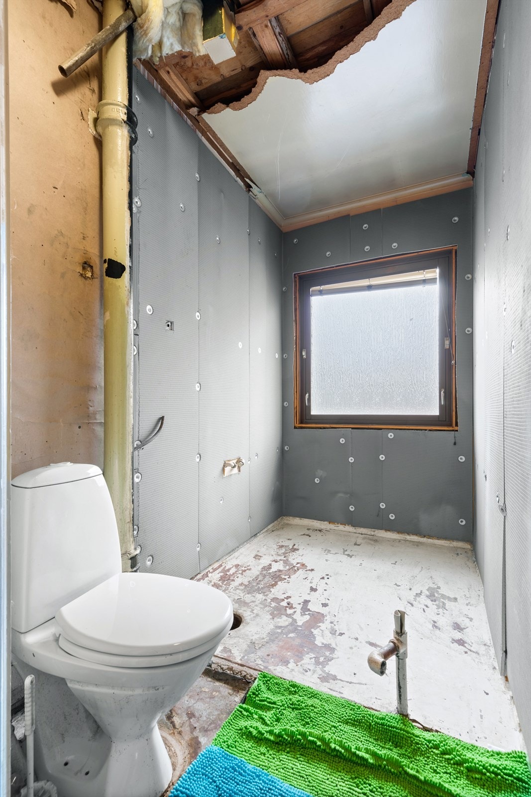 Badet i andre etasje er påbegynt og gir mulighet for ferdigstillelse etter eget ønske. Galleribilde