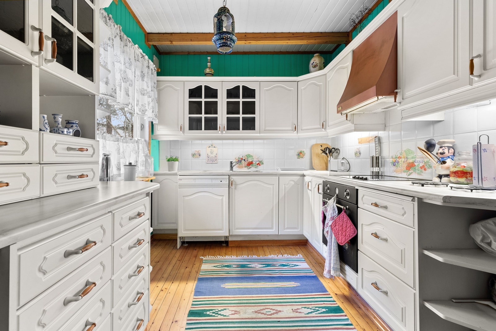 Kjøkkenet i andre etasje har synlige bjelker i himlingen og integrert stekeovn. Galleribilde