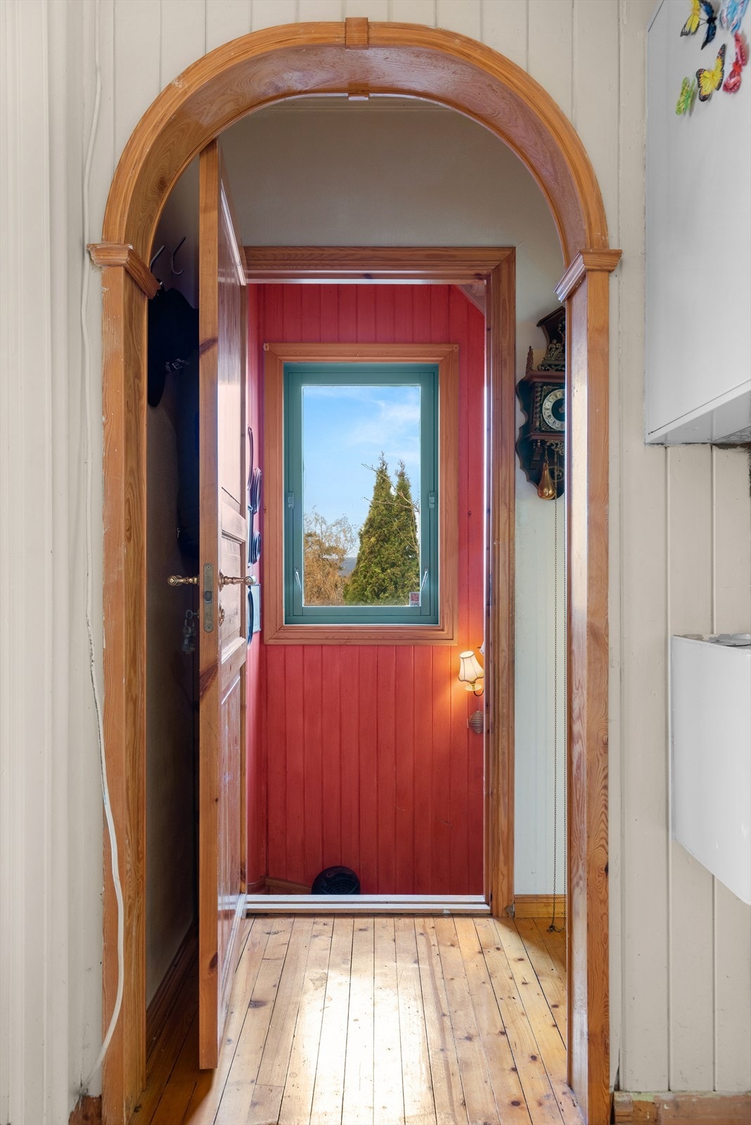 En egen inngangsdør gir adkomst til boenheten i andre etasje. Galleribilde