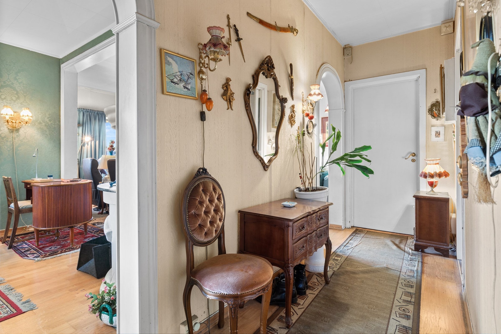 Gangen i første etasje fordeler adkomsten til etasjens ulike rom. Galleribilde