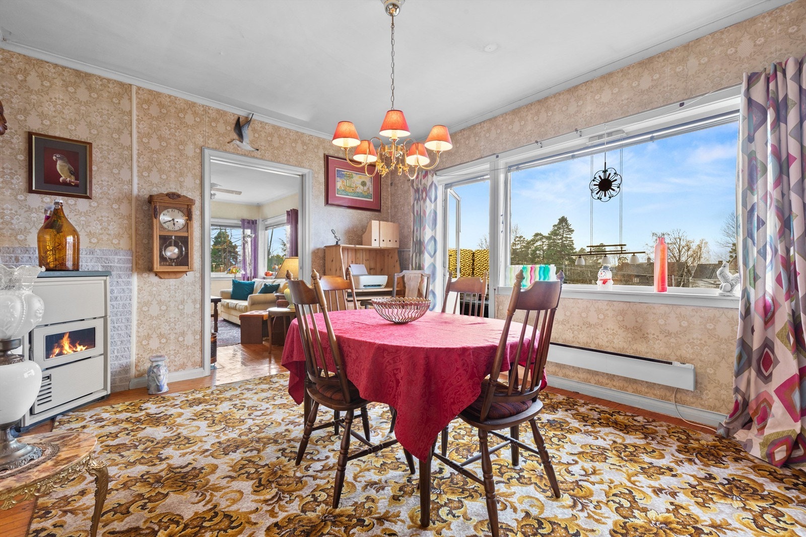 Spisestuen i andre etasje ligger i åpen løsning med stuen. Galleribilde