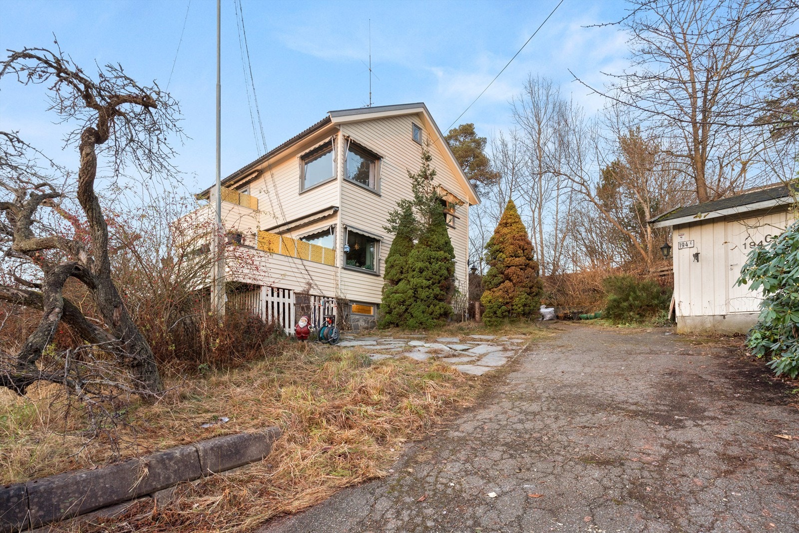 En hel horisontaldelt tomannsbolig fra 1936 med to separate boenheter og garasje. Galleribilde