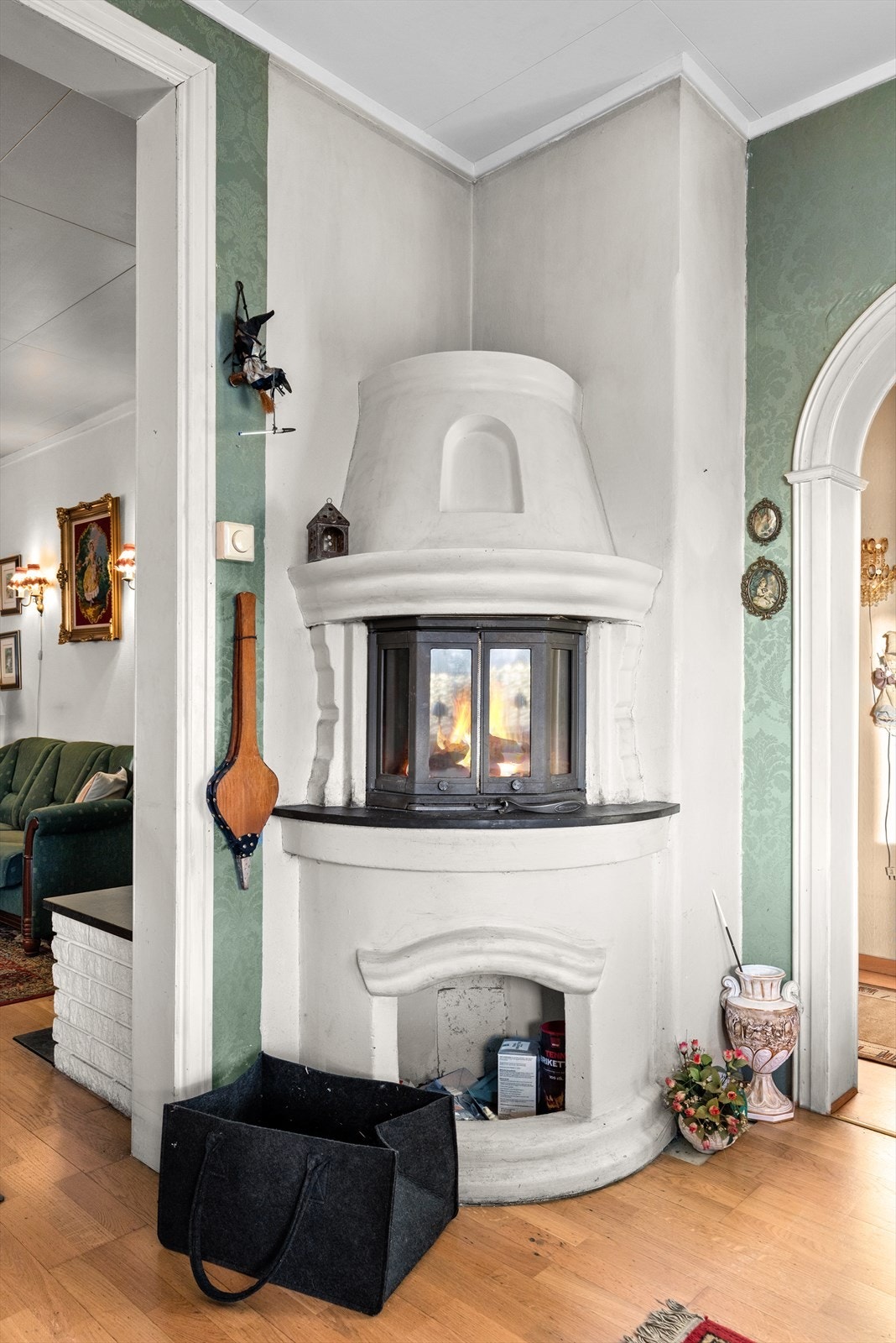 I spisestuen er det en elementpeis med peisinnsats av støpejern og glassdører. Galleribilde