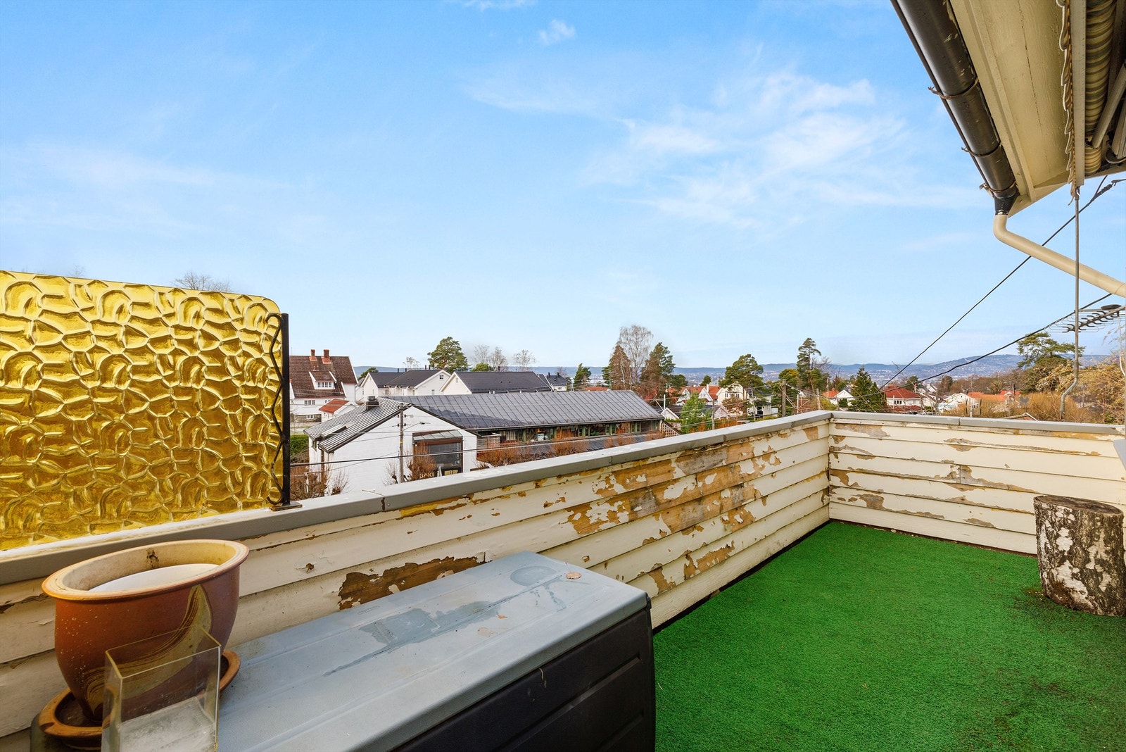 Den vestvendte balkongen på 7 m² har utgang fra stuen i andre etasje. Galleribilde