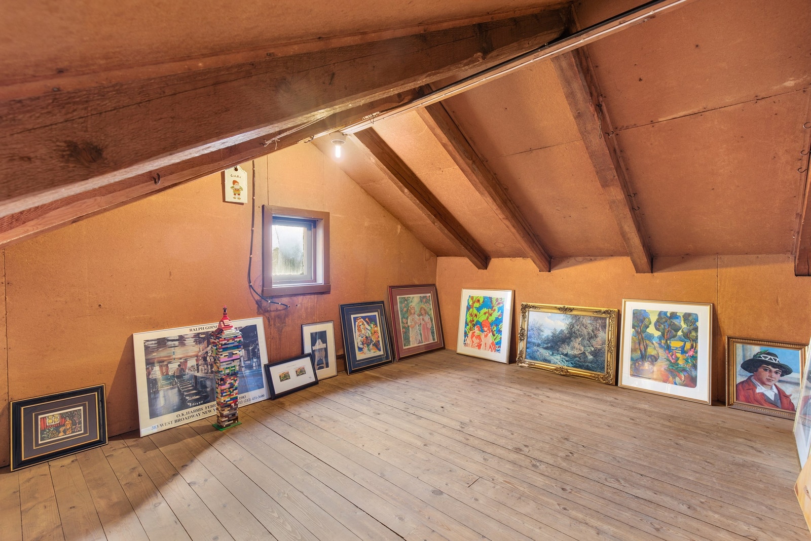 Loftet gir gode lagringsmuligheter i en separat bod. Galleribilde