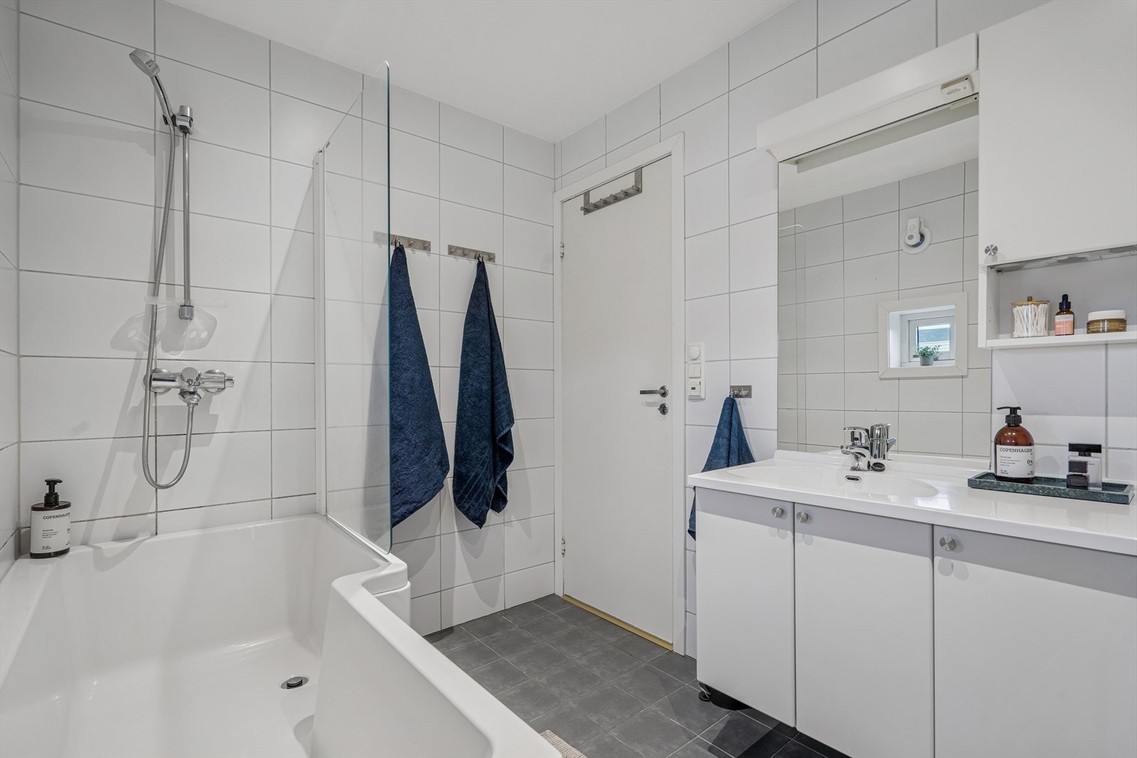 Vegghengt servantinnredning med overspeil Galleribilde