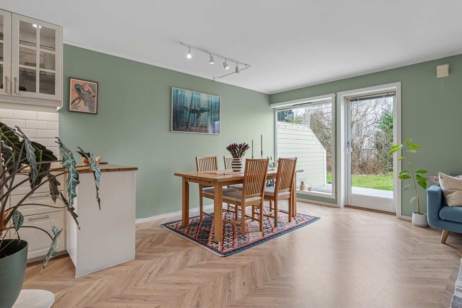 I stuen er det god plass for både sofrakrok og spisestue Galleribilde