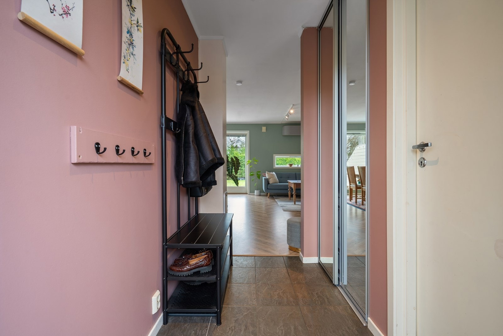 Flislagt entre og skyvedørgarderobe Galleribilde