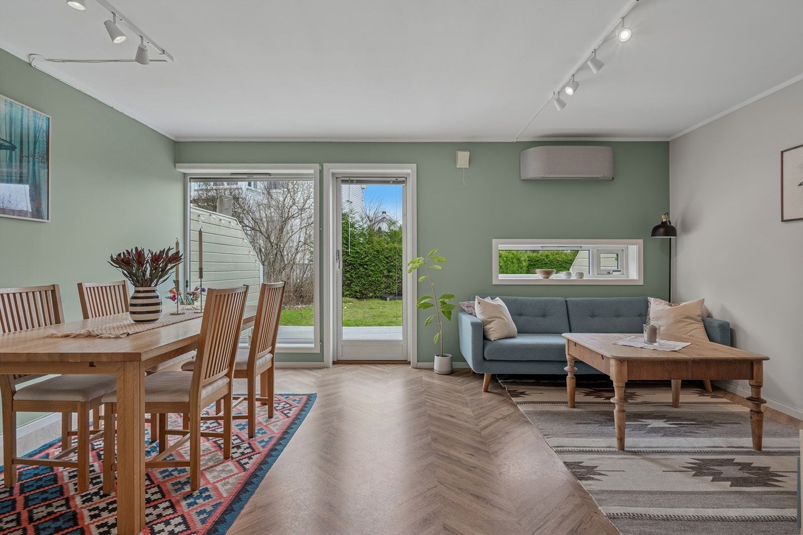 Romslig stue, med lun gulvvarme og et nyere gulvflater Galleribilde