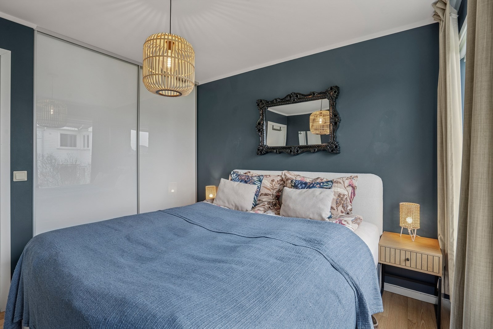 Her er det også skyvedørsgarderobe Galleribilde