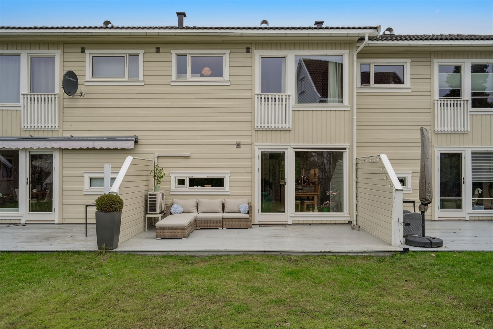 Boligen ligger midt i rekken av 3 rekkehus, har plen foran boligen og solrik terrasse Galleribilde