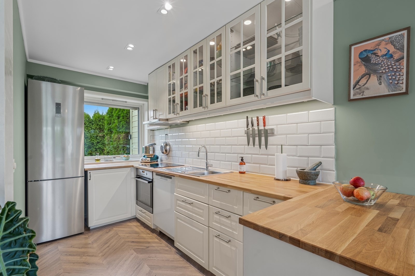 Tidløst kjøkken med benkeplate av heltre, flis over benk og stålkum Galleribilde