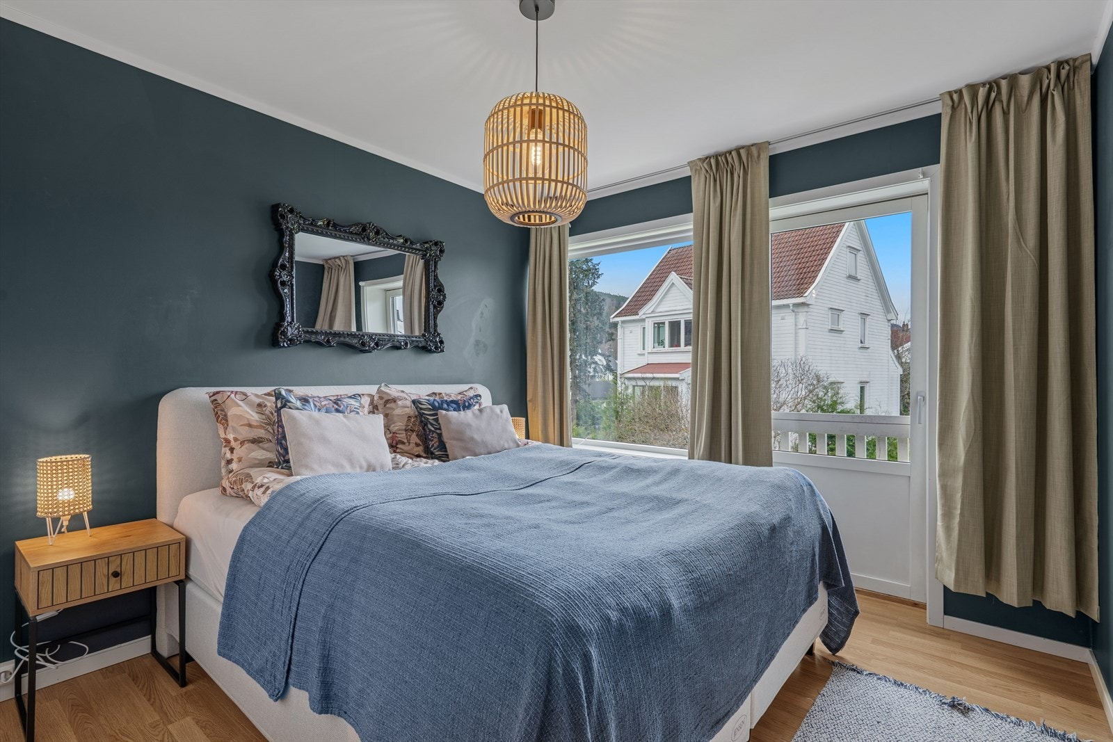 Hovedsoverom i god størrelse med plass for både dobbelseng, nattbord og garderobeløsning Galleribilde