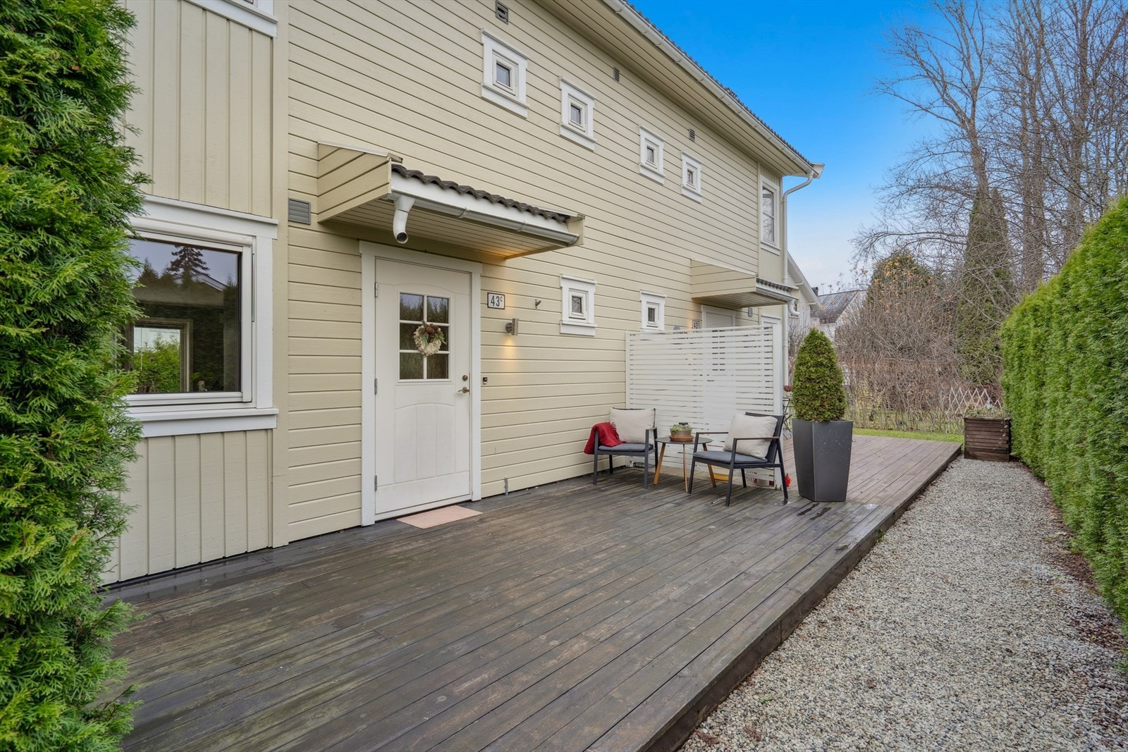 Det er også platting ved inngangsdøren med et overbygg over dør Galleribilde