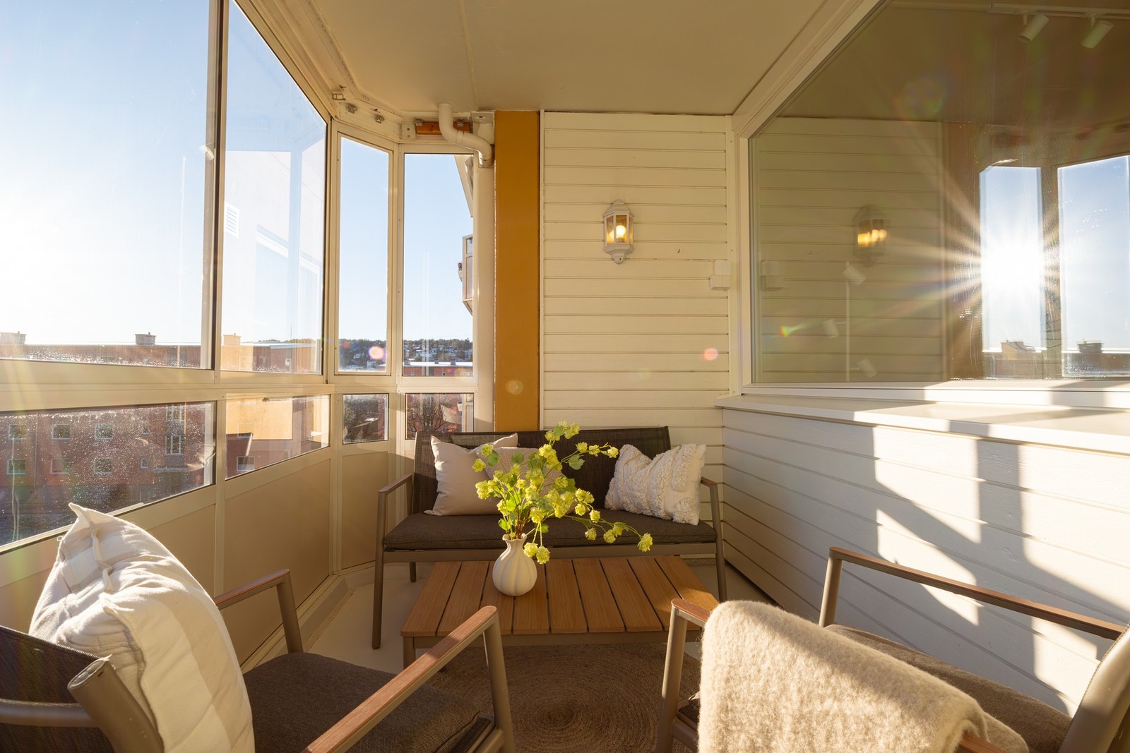 Ta med deg kaffekoppen og nyt alt fra en rolig morgen til en lun og stille kveld her! Galleribilde
