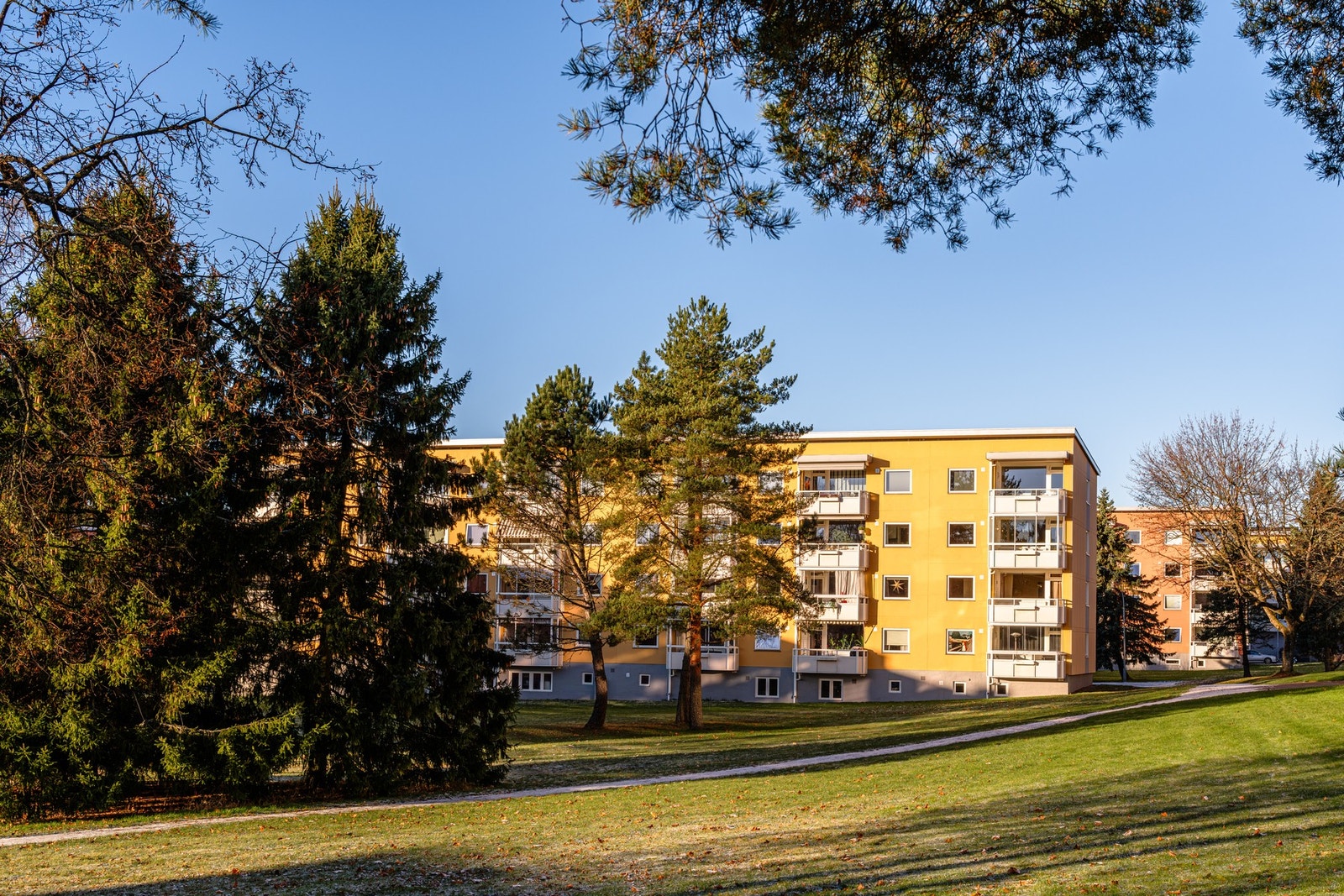 Fra boligen er det kun noen få minutters gange til både KIWI og Rema 1000, samt søndagsåpen Coop Extra på Ryen, praktisk i en travel hverdag. Galleribilde