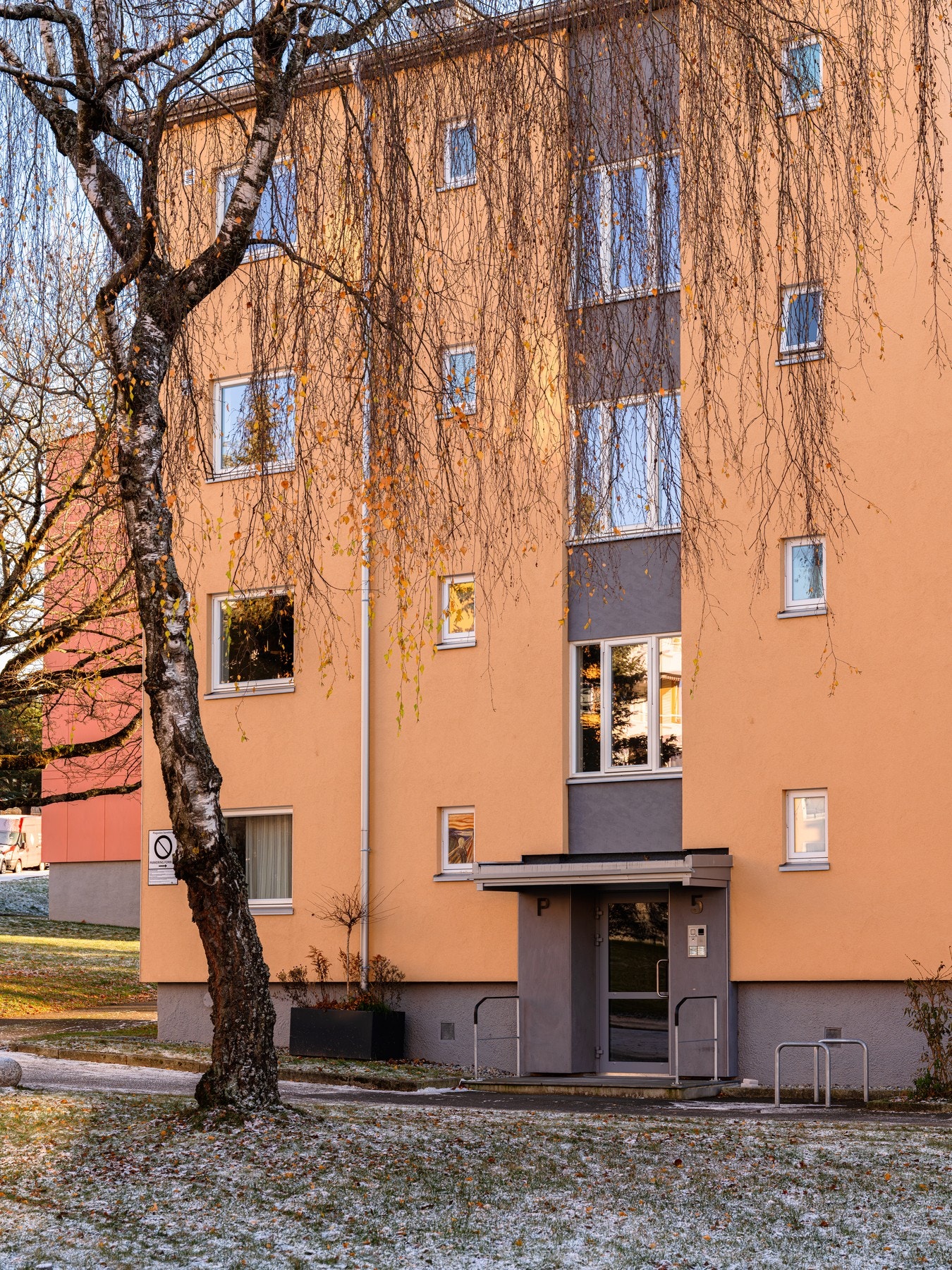 Leiligheten har en svært attraktiv beliggenhet i et rolig, grønt og barnevennlig område på Høyenhall/Manglerud. Galleribilde