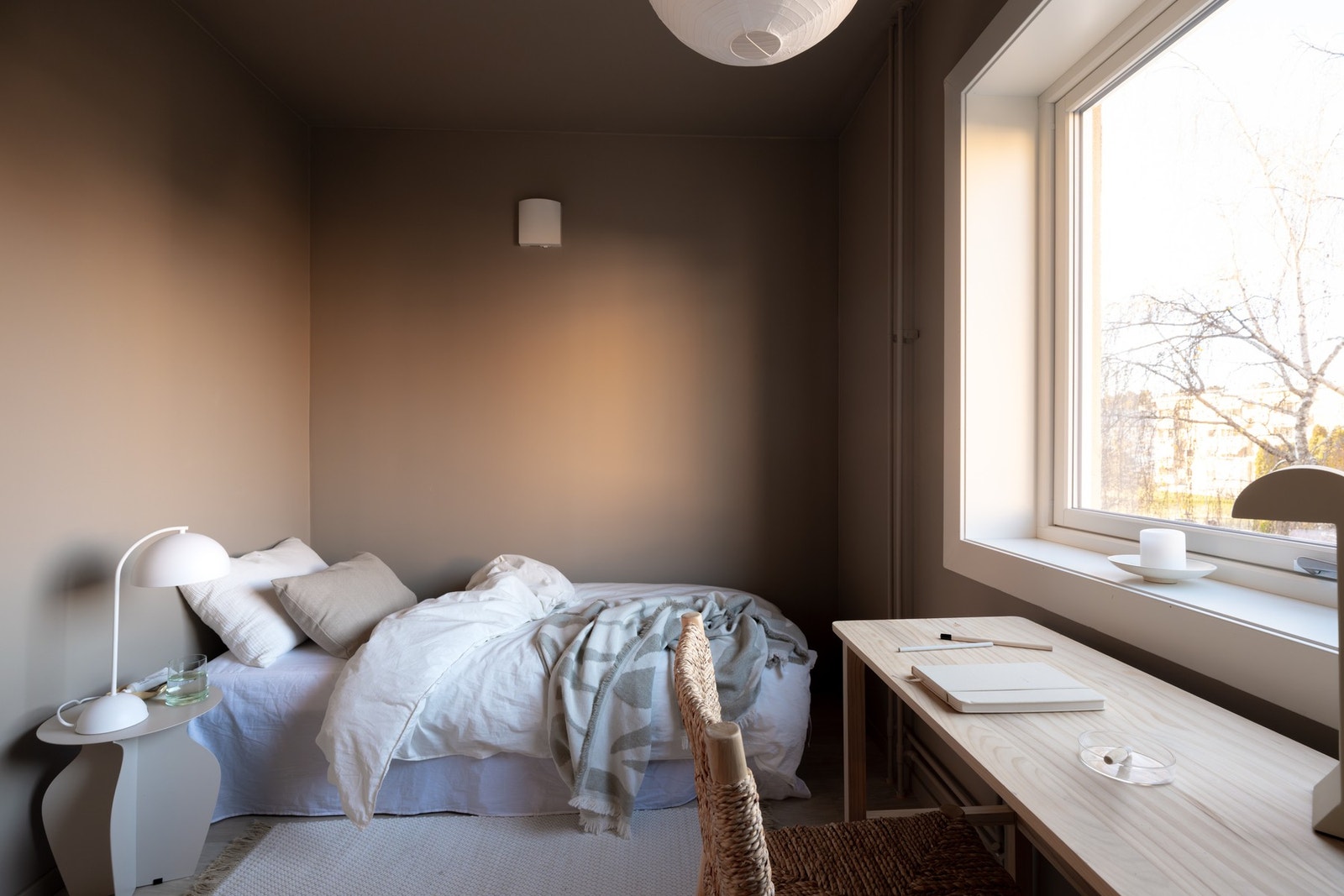 Også dette soverommet får godt med naturlig lys gjennom de store vindusflatene! Galleribilde