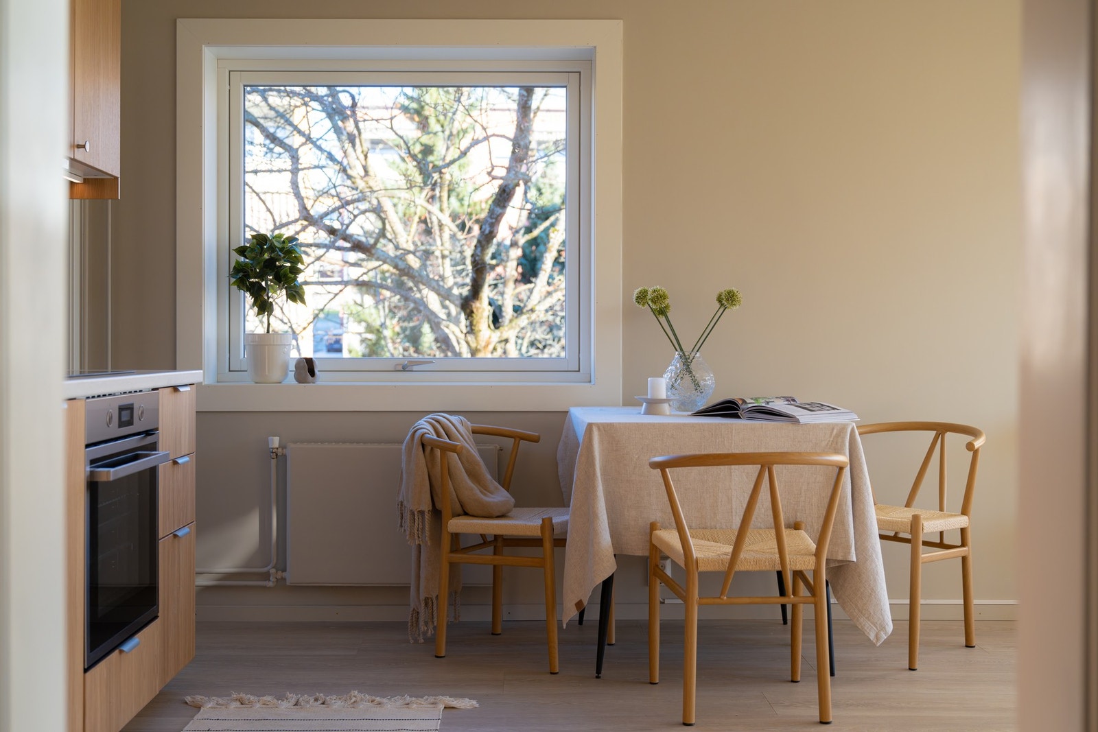 I tilknytning med kjøkkenet er det rom for et spisebord slik at du kan invitere venner og kjære over på middag for å feire kjøpet av din nye leilighet! Galleribilde
