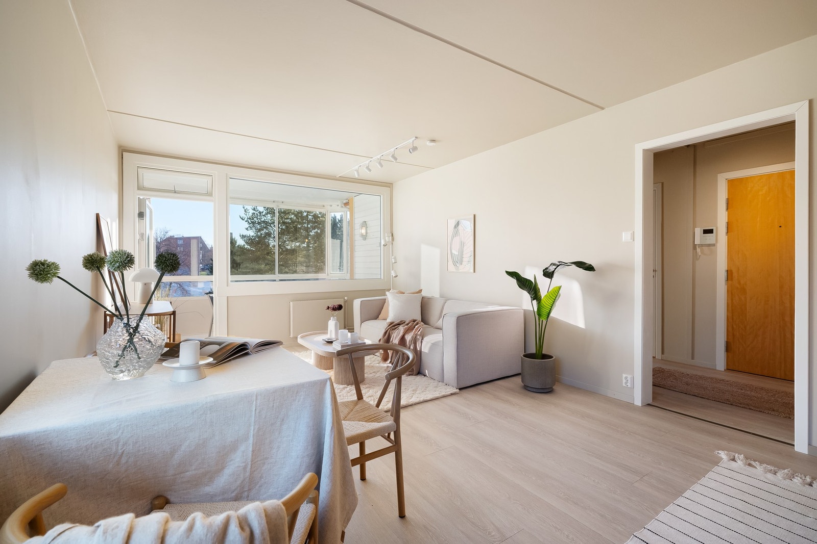 Videre har stuen god plass til både sofa og annet tilhørende møblement. Galleribilde