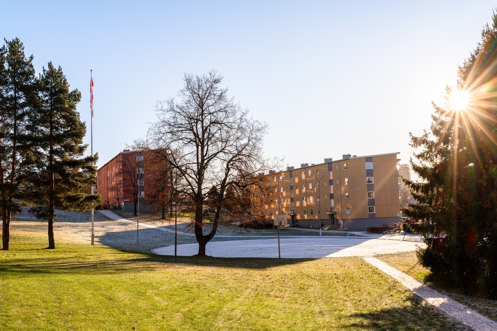 Her bor du i en etablert bydel med lite gjennomgangstrafikk, lune fellesarealer og kort vei til lekeplasser og fine uteområder. Galleribilde
