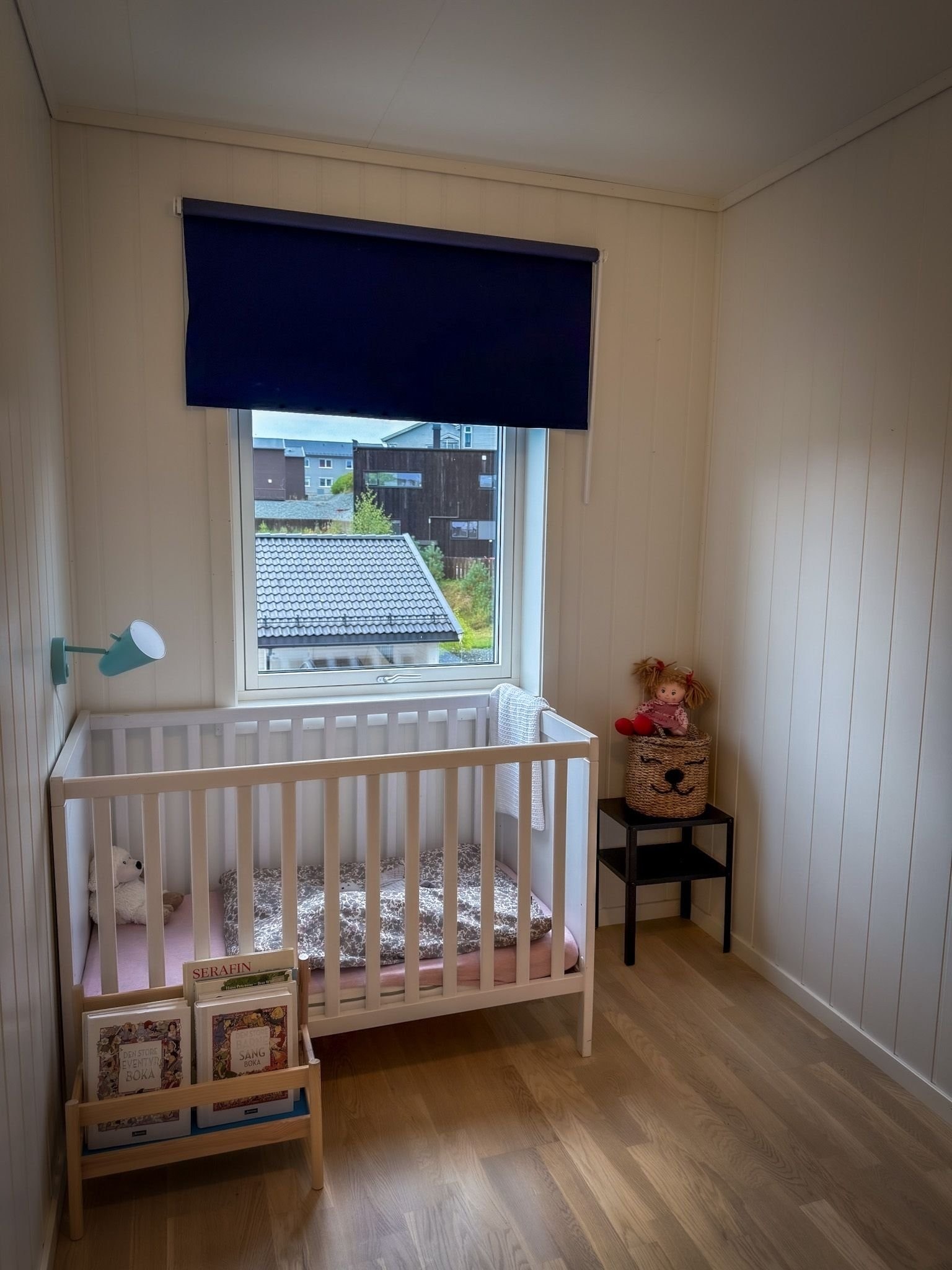 Lyst og trivelig barnerom med plass til både seng og oppbevaring. Galleribilde