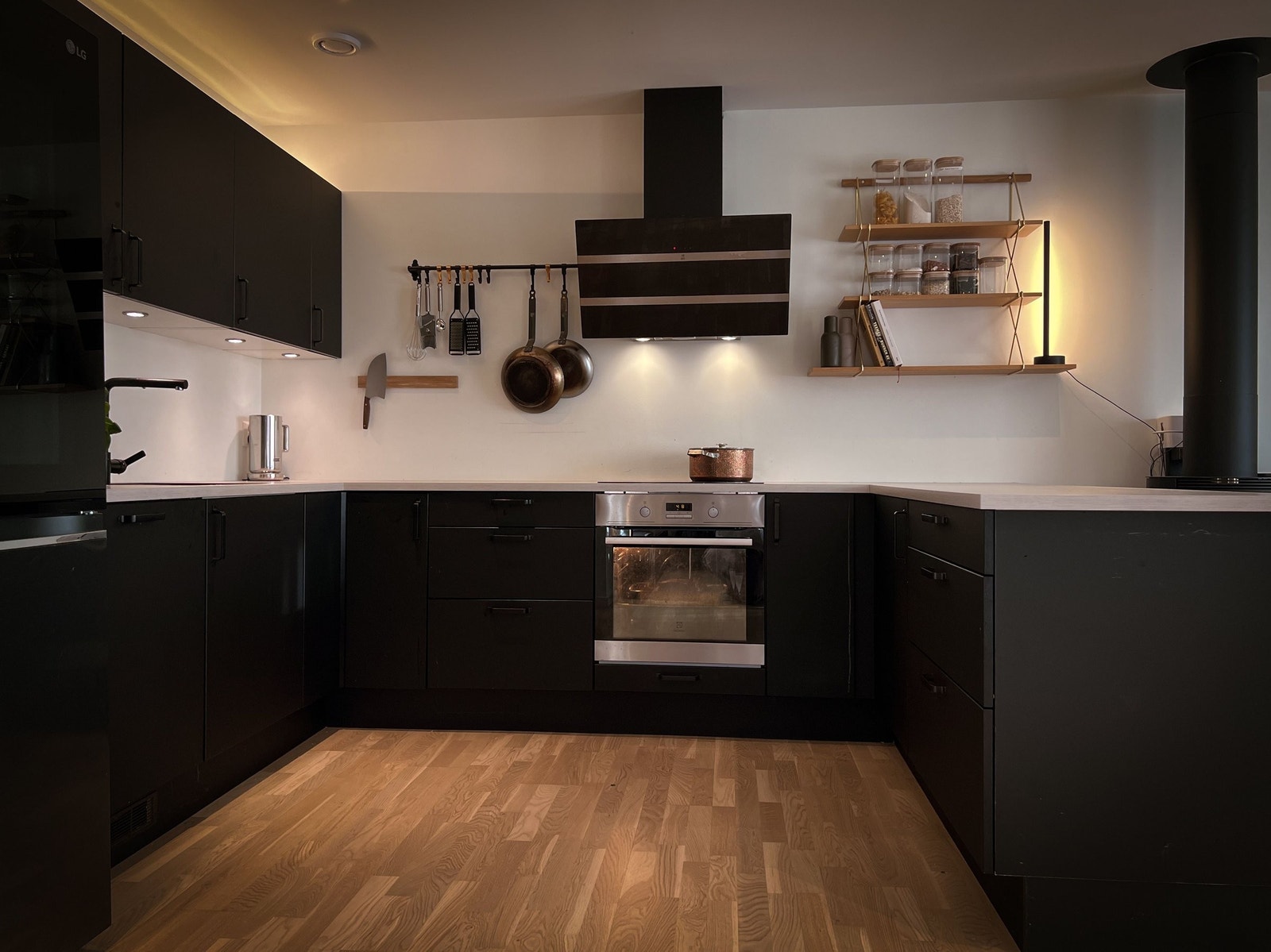 Lekkert og påkostet kjøkken med dobbelt kjøleskap i premium utførelse, samt stor og funksjonell disk som gir rikelig arbeids- og serveringsplass. Galleribilde