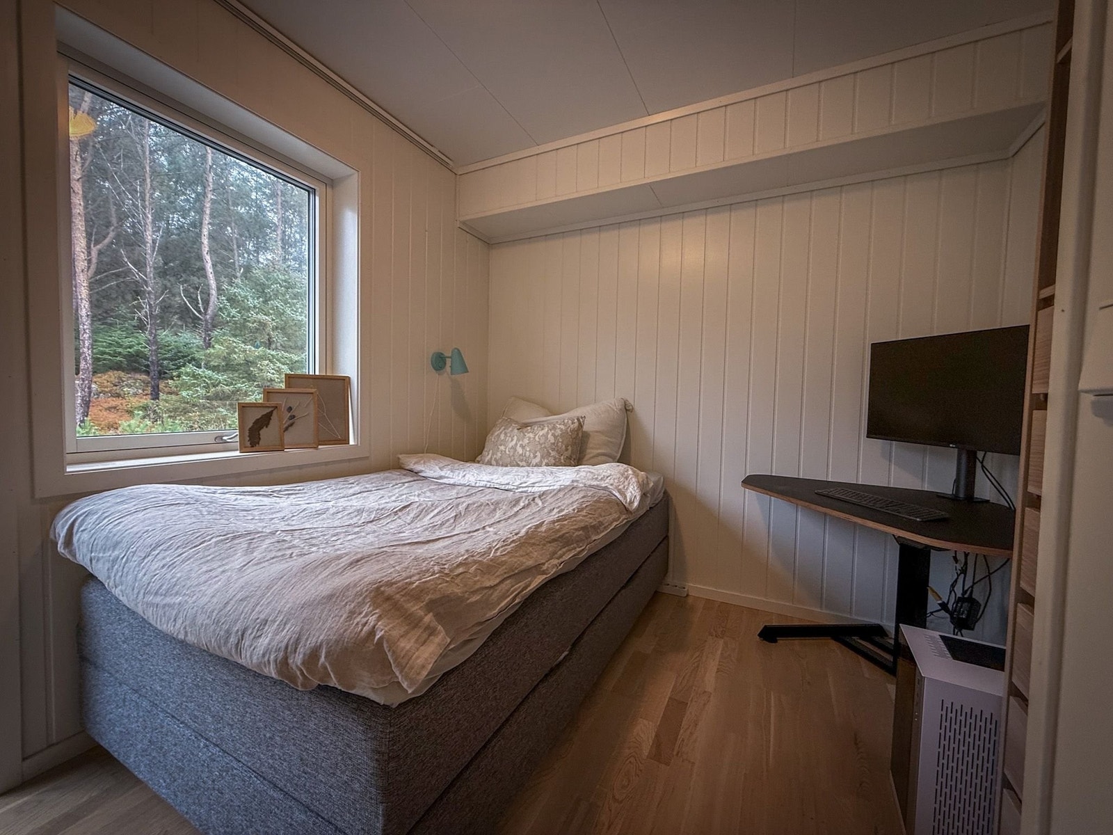 Lyst soverom med egen utgang til skjermet uteområde på baksida av huset. Galleribilde